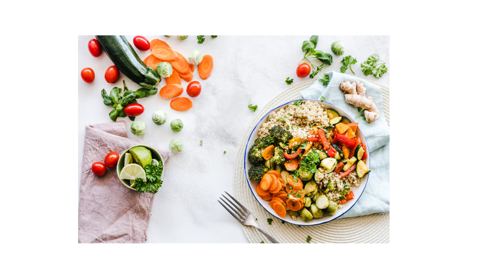 野菜とお皿に乗っているサラダ