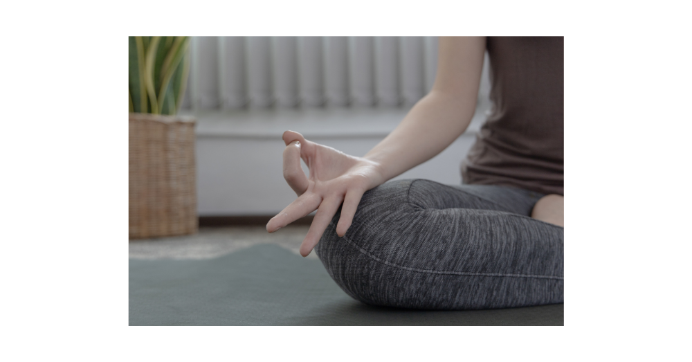 ヨガのポーズで座っている