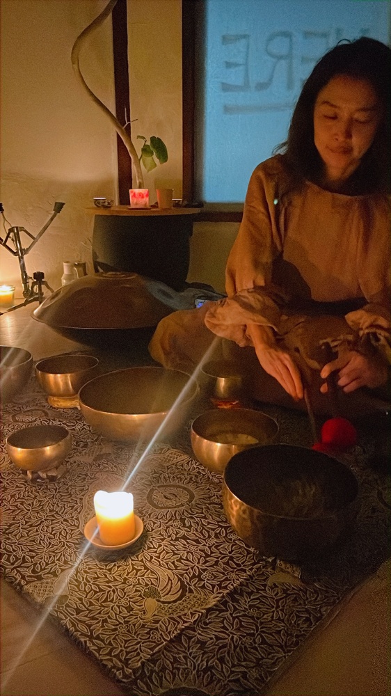 シンギングボールを演奏している姿