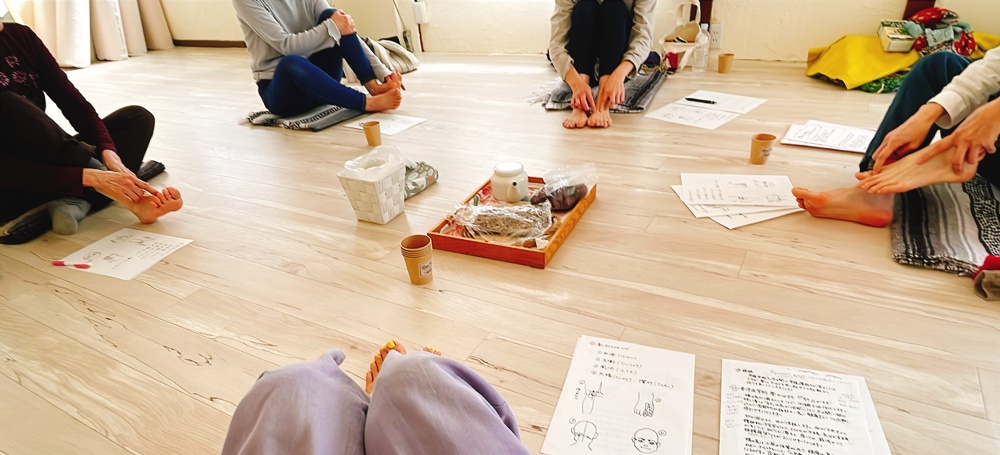 足のツボを教えてもらっているところ