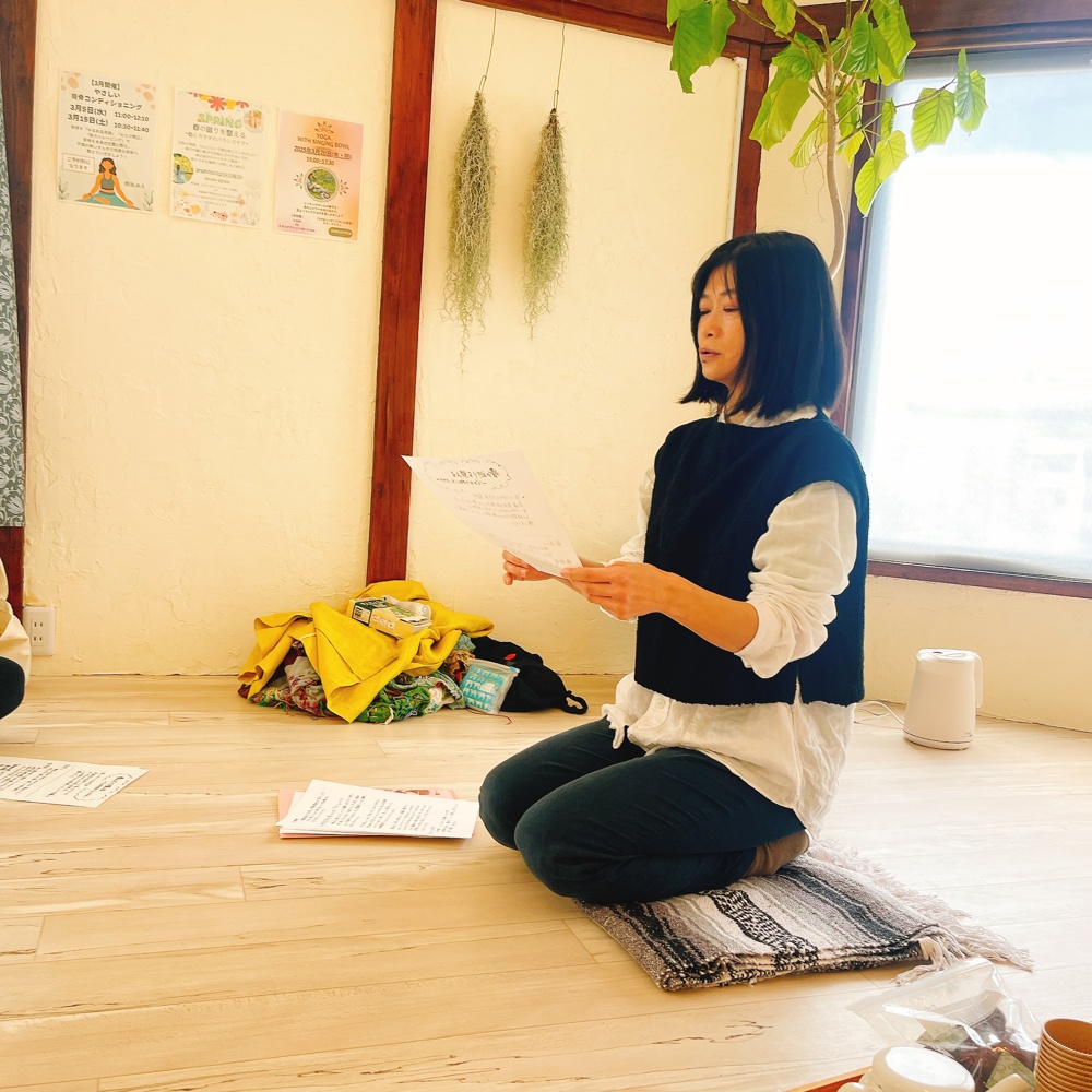 座ってお話をしている姿