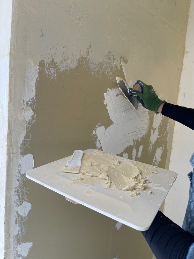 漆喰を塗っているところ