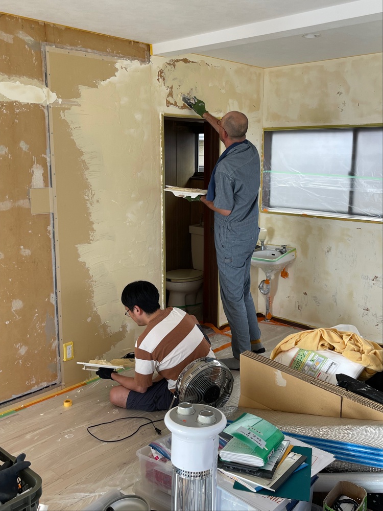 漆喰を塗っている姿