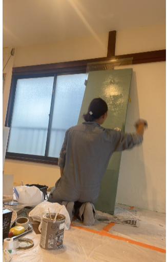 扉を塗っているところ