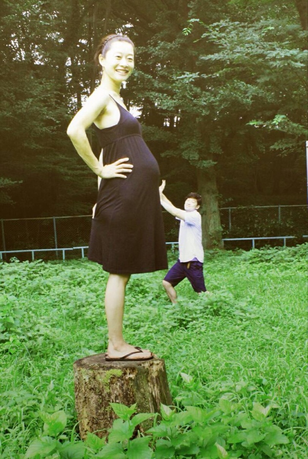 夫と妊娠中の自分の姿