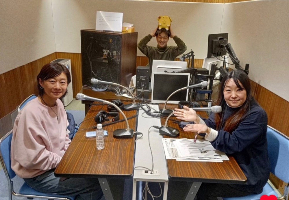 ナナコライブリーエフエムの収録スタジオにて