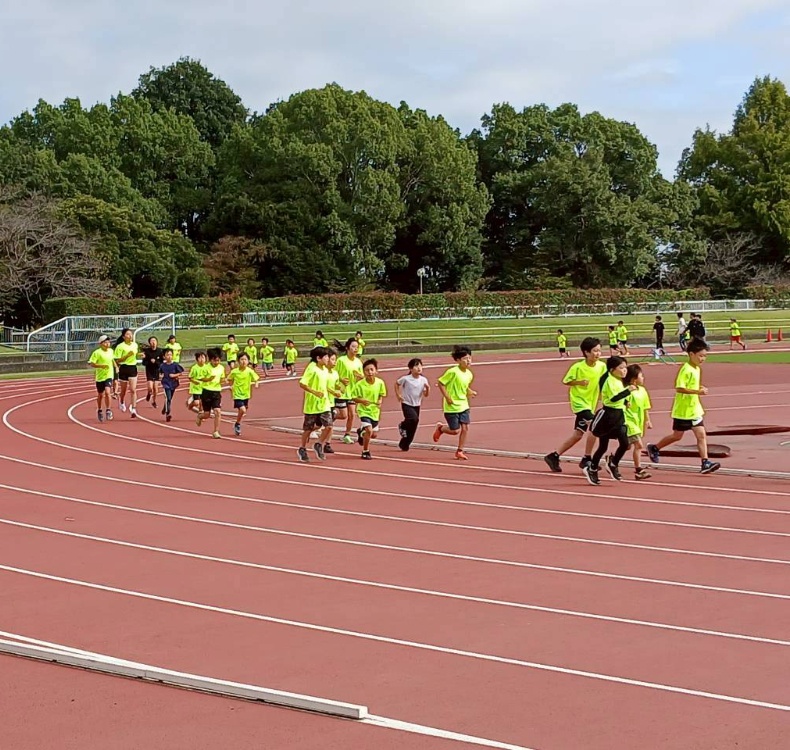 大平運動公園(かけっこ教室)、栃木市陸上競技場にて活動中