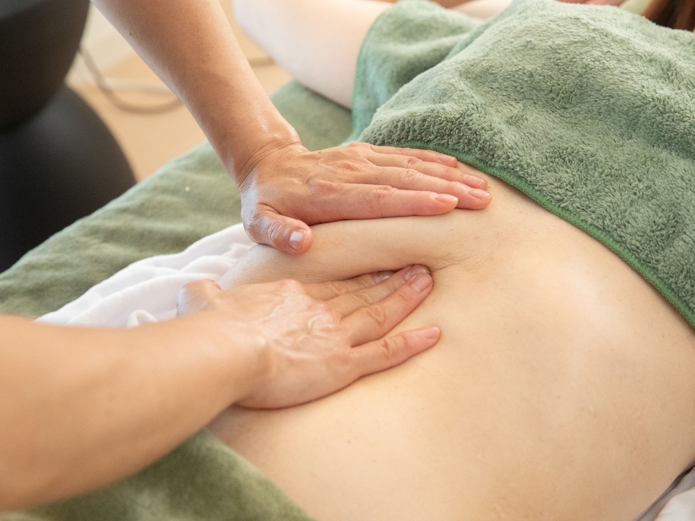 外側が整ったらチネイザン内臓整体も行うと本当の全身が整い、最高のデトックスになる。人気No.1メニュー。