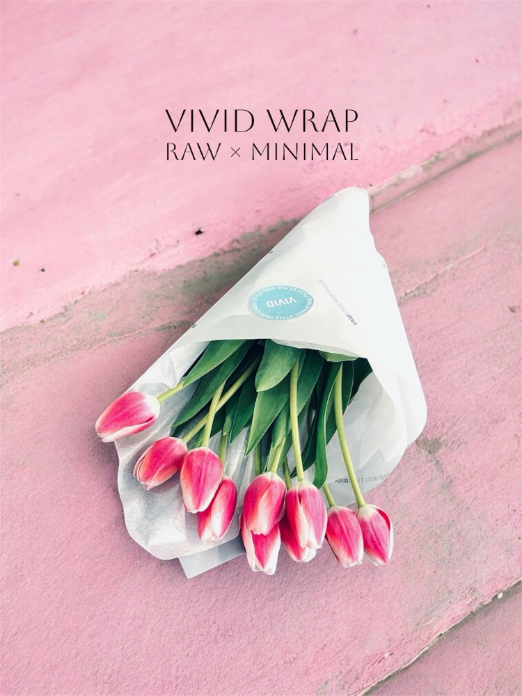 市場直送の10本束の花をRAWなまま包むBASSATTO Bloomsのギフトラッピング。業者仕入価格の花を気取らず贈れる、スタイル重視の小売サービス。