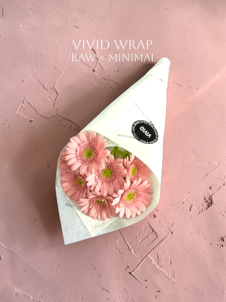 市場直送の10本束の花をRAWなまま包むBASSATTO Bloomsのギフトラッピング。業者仕入価格の花を気取らず贈れる、スタイル重視の小売サービス。