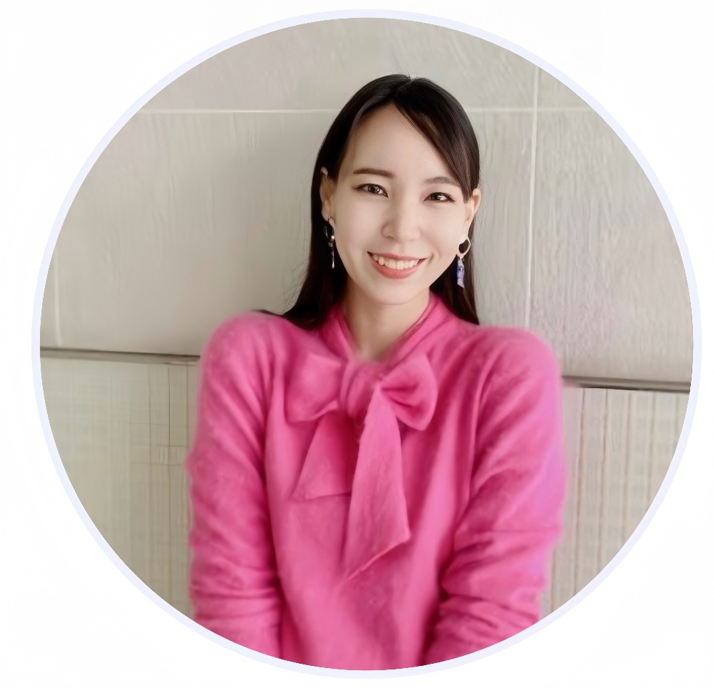 ピンク色の服を着て笑う嬉野つばさ