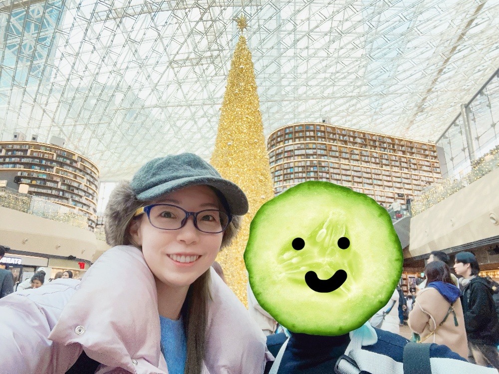 嬉野つばさの占いを受けて満足してる女性のイラスト。