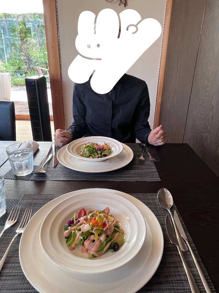 嬉野つばさの占いを受けて満足してる女性のイラスト。