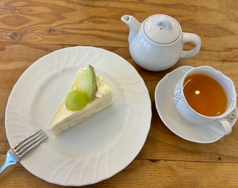 嬉野つばさの占いを受けて満足してる女性のイラスト。