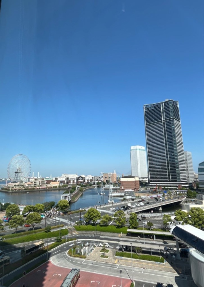 嬉野つばさの占いを受けて満足してる女性のイラスト。