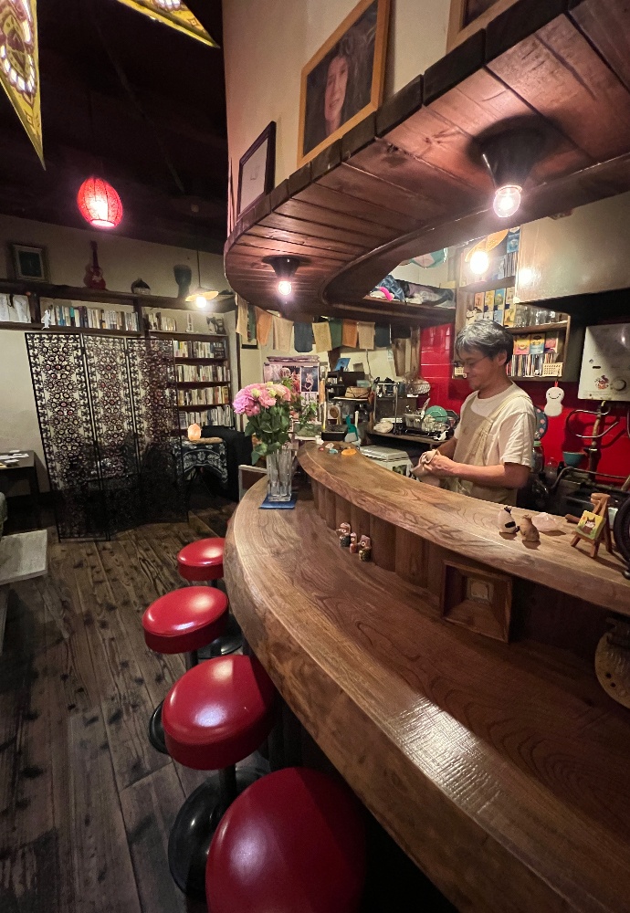 カフェ占猫店内、カウンターにて仕事をしている店主フク