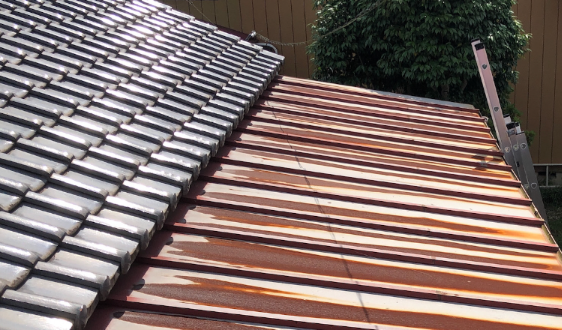 屋根が錆びて塗装交換工事