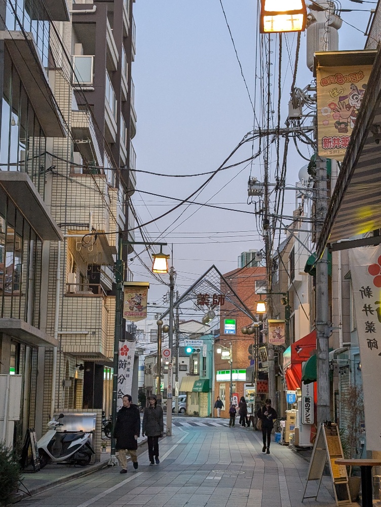 西武新宿線の新井薬師前駅近くのレトロな商店街