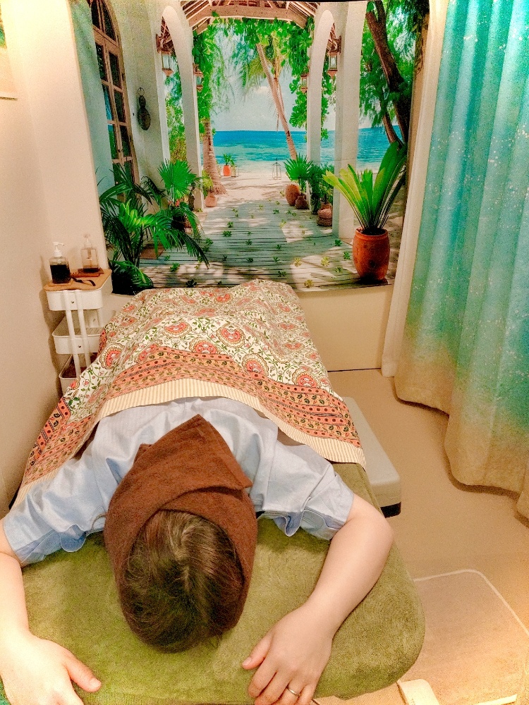 元理学療法士の解剖学知識を活かした整体で男性も利用可能な、最高級スリランカ産アーユルヴェーダオイルを使ったアビヤンガ・マルマの施術風景のイメージ