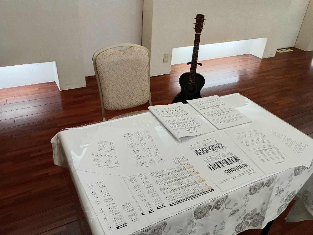 当スクールの機材は無料でご利用可能です。ギターはエレキギターとアコースティックギターを用意、アンプはエレキターアンプとアコースティックギターアンプ常設しております。