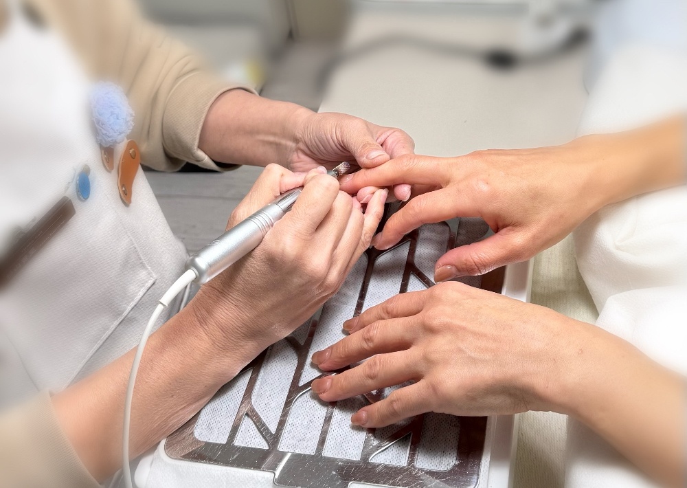 ネイルマシンでジェルオフしている写真