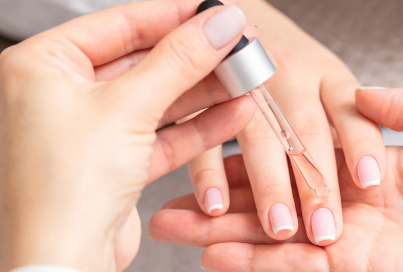 ネイルオイルを塗布している写真