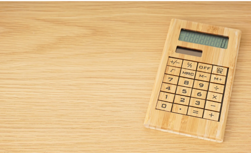 電卓、お金で会計を表してるイメージ写真