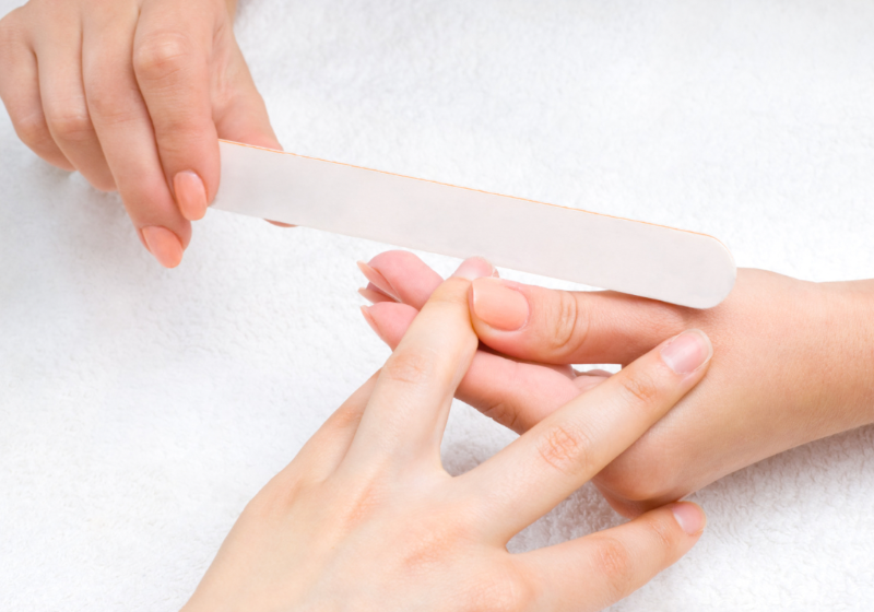 ネイルのファイリングをしている写真