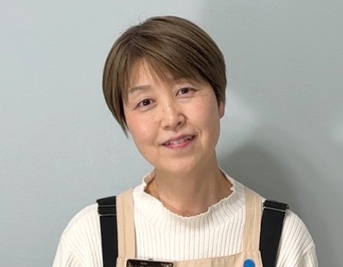 手を取り合い助け合うを表した写真