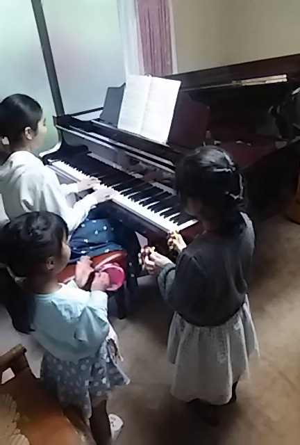 ピアノ教室クリスマス会合奏練習風景
