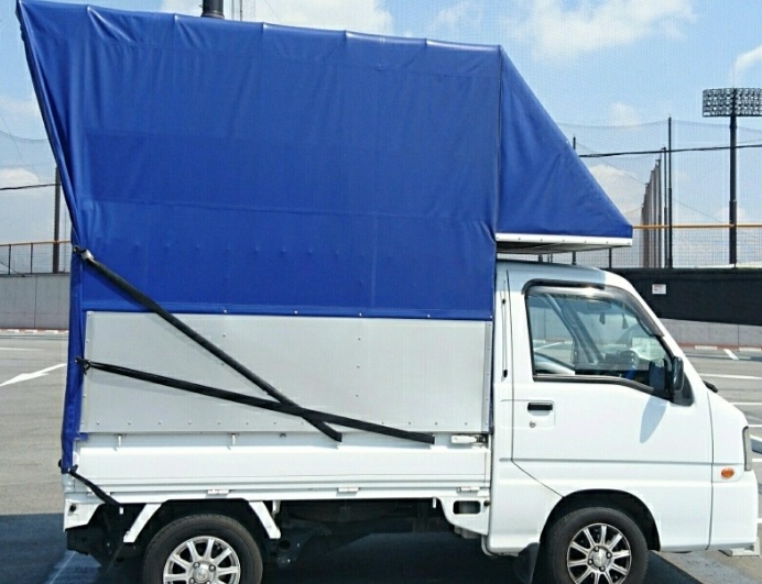 あすな運送で使われるテント付きの軽トラック