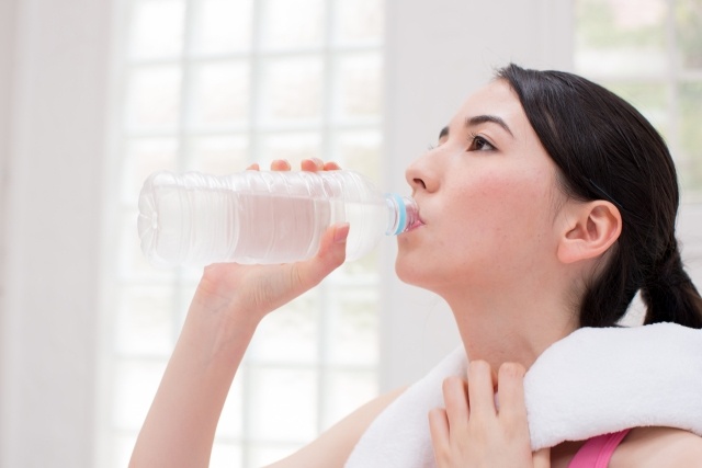 運動中水を飲む女性