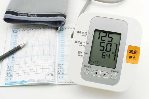 家庭用血圧計と血圧測定ノート