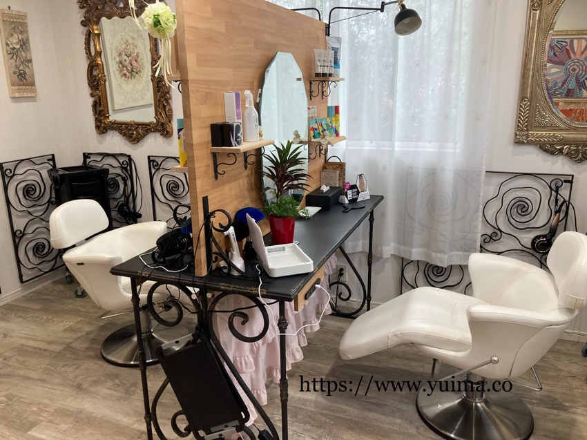 美容院YUiMA®︎の店舗内装 対面セットミラーと椅子