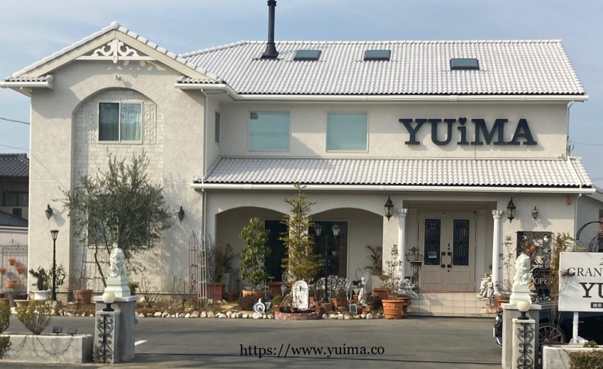 YUiMA店舗の門柱と正面から外観撮影画像