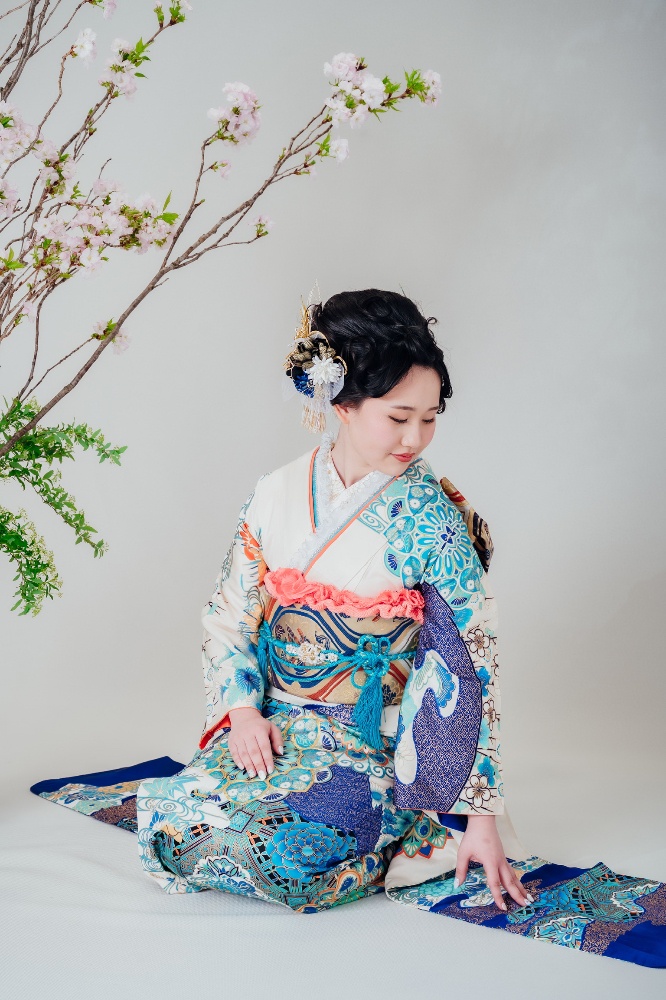YUiMA Total beauty salon 振袖レンタルプランのトータルコーディネート事例 振袖レンタルならYUiMA®︎|豊橋市の美容室で一目惚れの一着を YUiMA公式の白地にブルー振袖トータルコーディネート写真