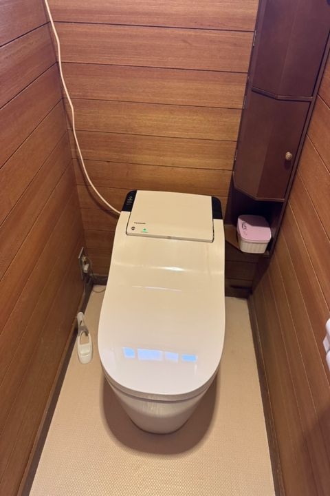 東京都荒川区でのトイレつまり修理風景（ローポンプ作業）