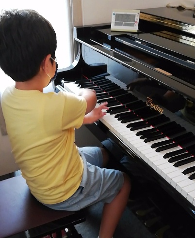 子供のピアノ演奏