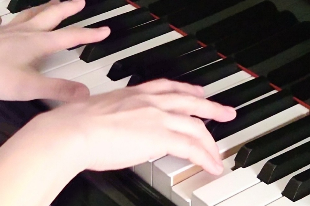 ピアノを演奏する「まの音楽教室」の講師の手