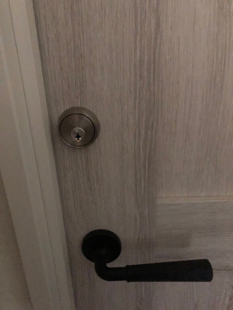 新しい鍵を取り付けた後の室内扉