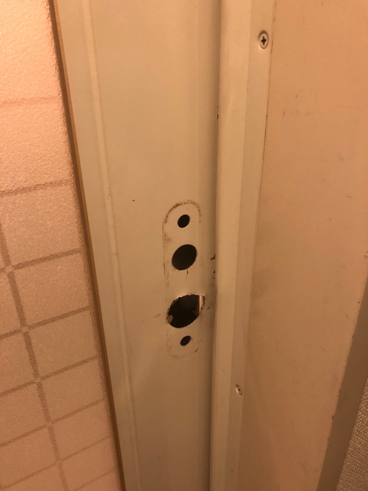 鍵が取り外された浴室の扉