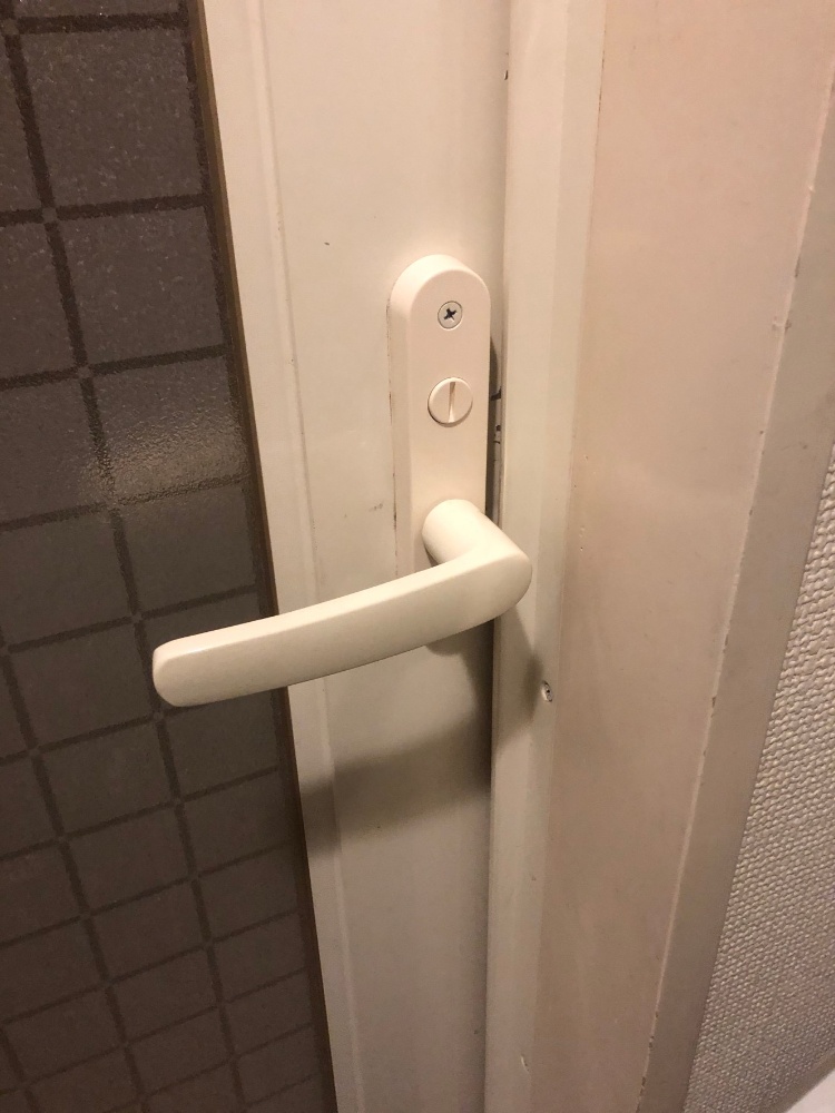 鍵を新しく取り付けた浴室の扉