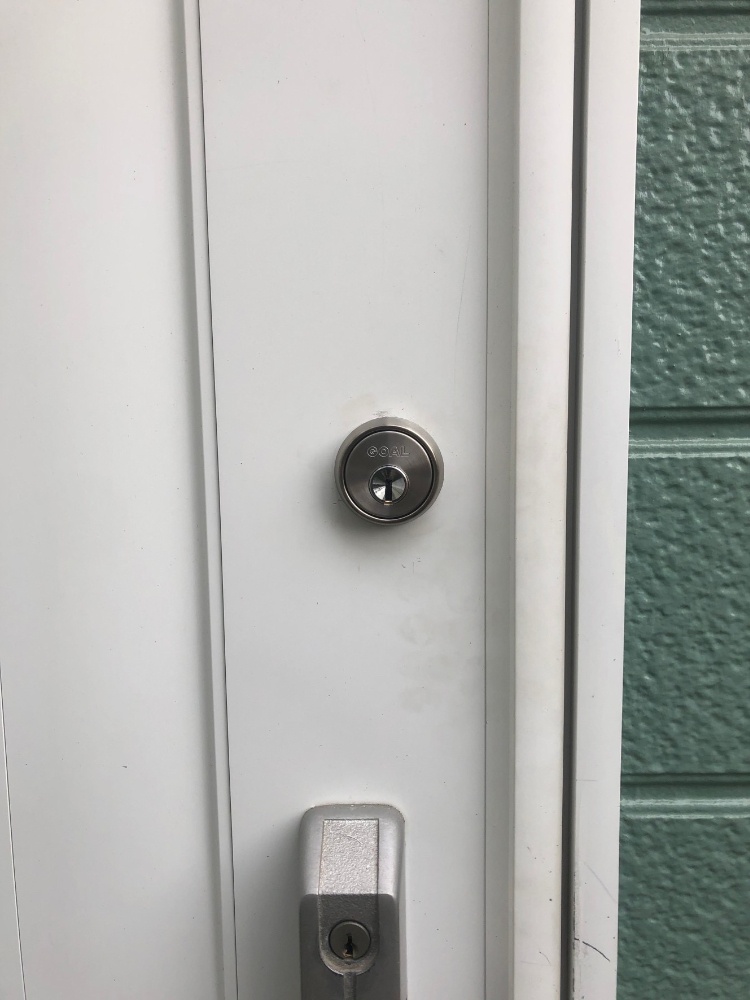 新しい鍵を取り付けた後の玄関