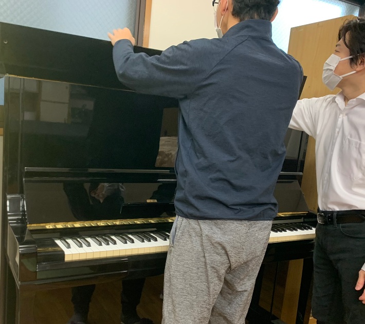 ピアノ調律　鈴木正博がピアノ調律塾で技術が上手い技術者に調律指導している画像