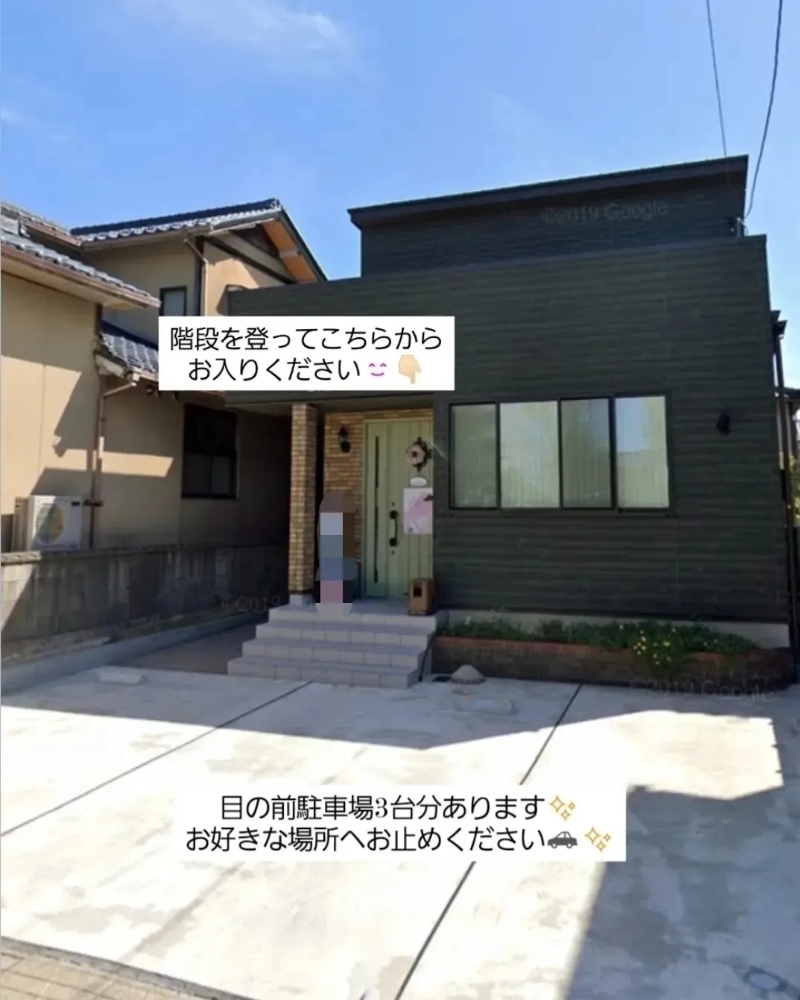 深緑色の自宅サロン。階段があり緑色の扉が目印です。
