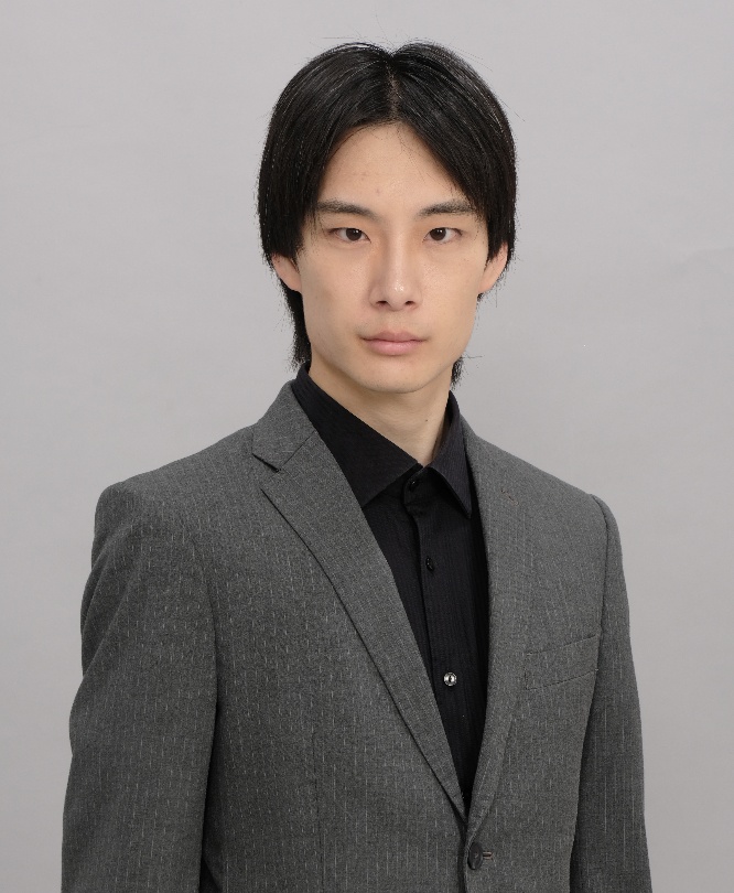 眼鏡をかけたパーマの男
