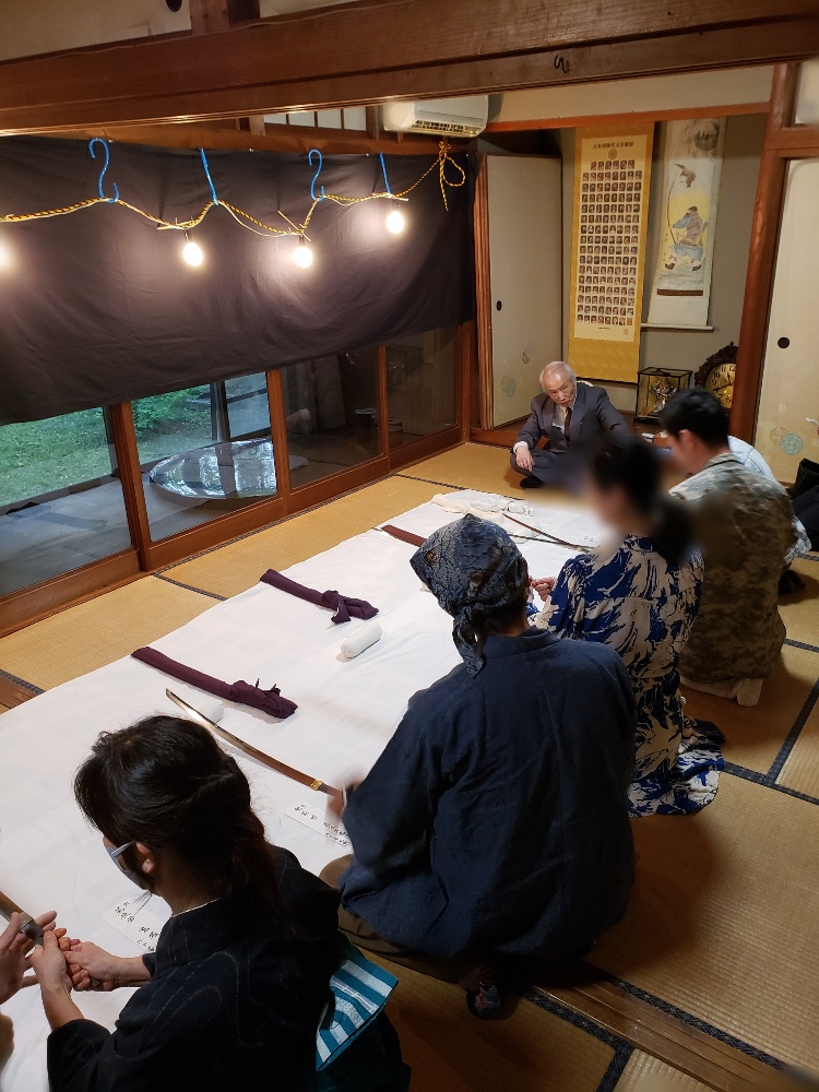 日本刀を手に持って鑑賞する参加者たち
