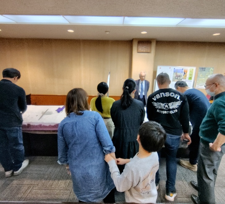 日本刀を鑑賞する人達