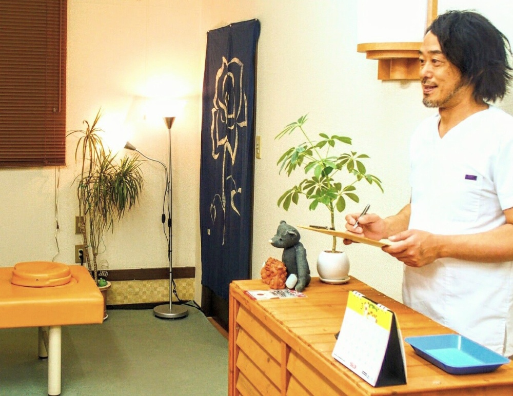 整体ラポールの院長。初めの問診風景