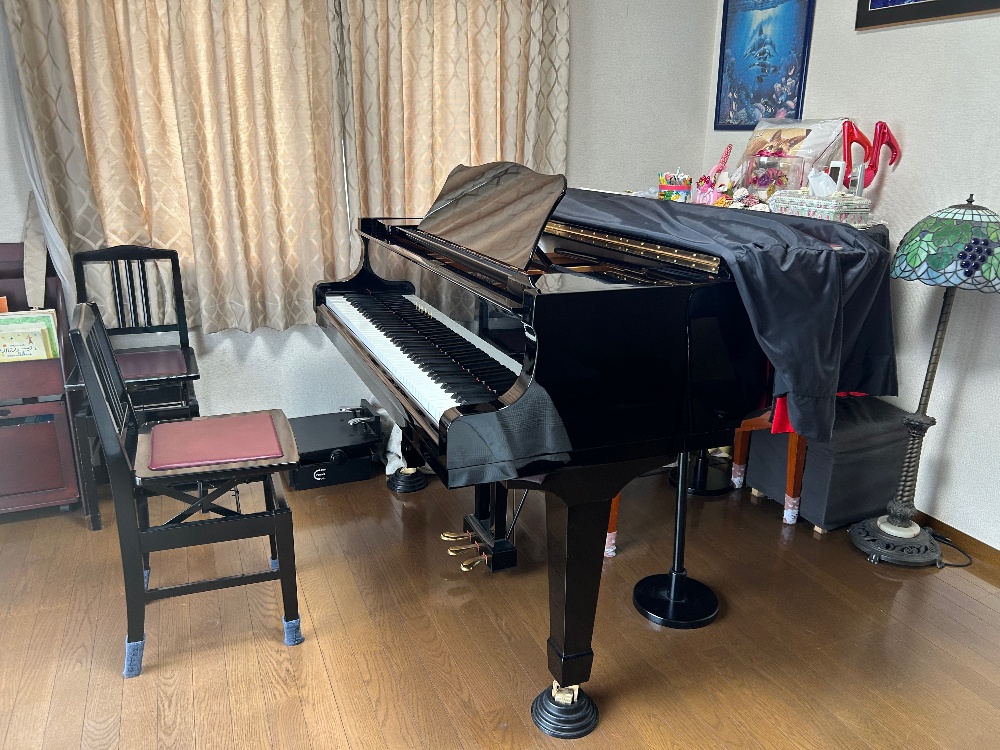レッスン室内のピアノ